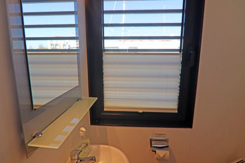 Badezimmer auf dem Hausboot 'Family & Friends LP 4', mit Fenster, Spiegel und Waschbecken in Deutschland.