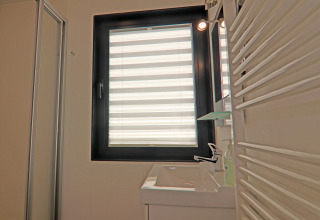 Badeværelse på husbåd Family & Friends LP 4 med moderne vindue, vask og radiator, Tyskland