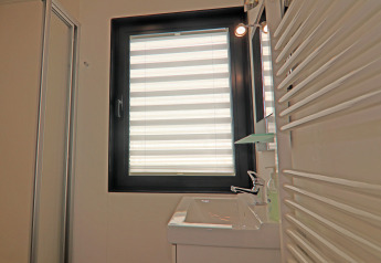 Badezimmer auf Hausboot Family & Friends LP 4 mit Fenster, Waschbecken und Heizung, Deutschland