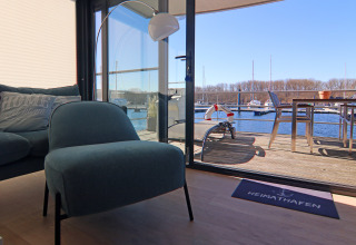 Udsigt fra stuen på husbåd Family & Friends LP 4 med moderne møbler, terrasse og bådehavn i Tyskland.