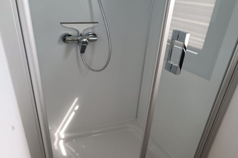 Cabine de douche moderne avec porte en verre et poignée chromée sur la houseboat Floating 44 en Allemagne.