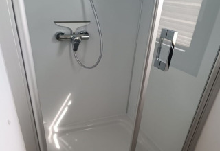 Cabine de douche moderne avec porte en verre et poignée chromée sur la houseboat Floating 44 en Allemagne.