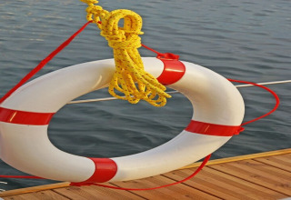 Bouée de sauvetage avec corde sur le houseboat Floating 44 - Boot 2 / 3 Personen, amarré en Allemagne.