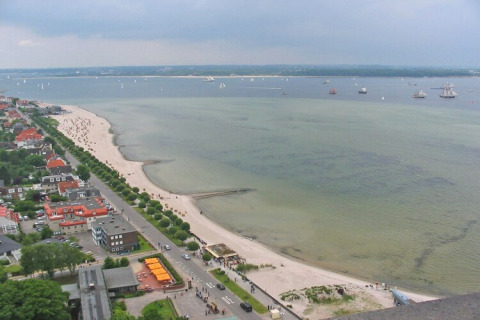 Vue depuis le houseboat Floating 44 en Allemagne sur la plage de sable, le littoral et des voiliers.