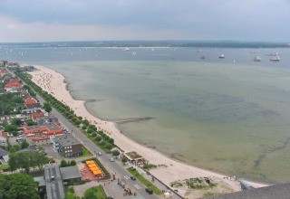 Vue depuis le houseboat Floating 44 en Allemagne sur la plage de sable, le littoral et des voiliers.