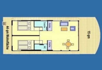 Plan d’un bateau-maison montrant deux chambres, une salle de bain, une cuisine et un séjour sur pont.