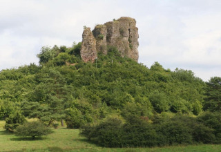 Oude kasteelruïne op een groene heuvel vlakbij Waldferienpark Gerolstein 2 in Duitsland.