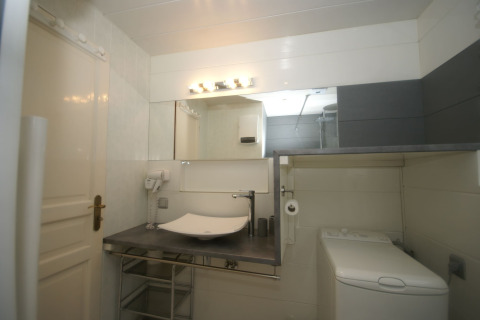 Bagno moderno nello chalet Ronds Chetys in Francia con lavabo, specchio, lavatrice e asciugacapelli.
