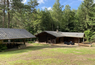 Immagine di LE FISHING LODGE, chalet in legno con terrazza nordica immerso nella foresta in Francia.