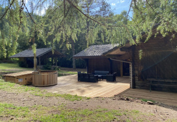 LE FISHING LODGE: Houten chalet met Scandinavisch bad, terras en bos in Frankrijk, ontspannen sfeer.