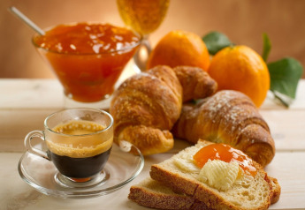 Frans ontbijt met espresso, croissants en sinaasappeljam in het chalet LE FISHING LODGE in Frankrijk.