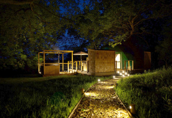 Verlichte wandelpad naar Chartwell Luxury Dome, een luxe glampingervaring in de natuur van het Verenigd Koninkrijk.