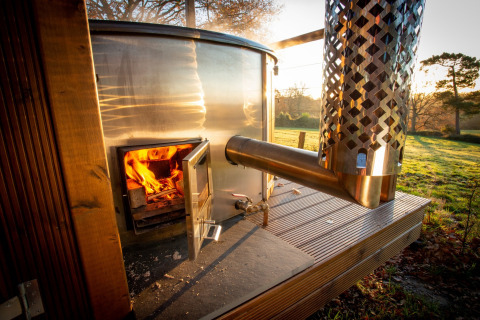 Houtgestookte verwarming bij Chartwell Luxury Dome verwarmt luxe koepel, te midden van natuur in het VK.