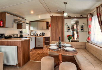 Gemütlicher Küchen- und Essbereich im Phoenix Retreat Chalet, mit Eckbank und einladender Atmosphäre.
