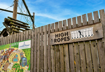 Schild mit der Aufschrift 'High Ropes' am Zaun von Lizard Point in Großbritannien nahe Phoenix Retreat.