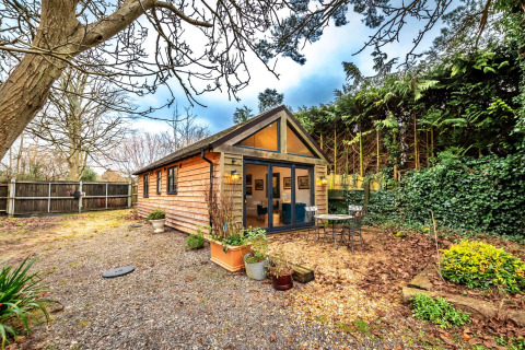 Accogliente casa mobile South Downs Lodge nel Regno Unito, con giardino e area salotto esterna.