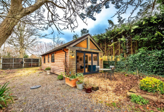 Accogliente casa mobile South Downs Lodge nel Regno Unito, con giardino e area salotto esterna.