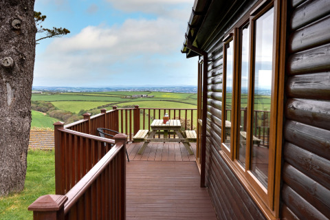 Uitzicht vanaf het terras bij Whitsand Bay Lodge in het Verenigd Koninkrijk, met picknicktafel en groene velden.