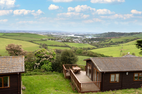Uitzicht vanaf Whitsand Bay Lodge in het Verenigd Koninkrijk op groene heuvels en velden.
