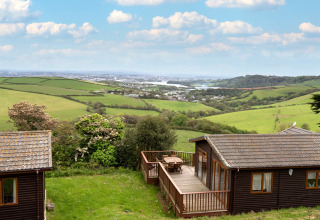 Uitzicht vanaf Whitsand Bay Lodge in het Verenigd Koninkrijk op groene heuvels en velden.