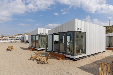 Strandhytter ved Beach Houses Zandvoort med moderne design og udendørs siddepladser på sandet.