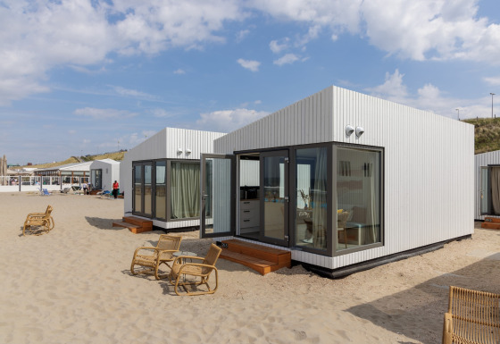Strandhytter ved Beach Houses Zandvoort med moderne design og udendørs siddepladser på sandet.
