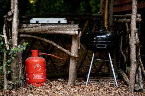 Buitenkeuken met gasfles, grill en kookplaat van takken bij Daisy Glamping Pod in het Verenigd Koninkrijk.