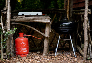 Buitenkeuken met gasfles, grill en kookplaat van takken bij Daisy Glamping Pod in het Verenigd Koninkrijk.