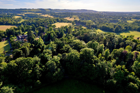 Luchtfoto van weelderig groen en velden nabij Daisy Glamping Pod in het Verenigd Koninkrijk op zonnige dag.