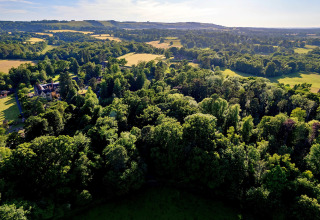 Luchtfoto van weelderig groen en velden nabij Daisy Glamping Pod in het Verenigd Koninkrijk op zonnige dag.