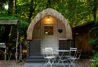 Knusse Daisy Glamping Pod met buitenterras in een bosrijke omgeving in het Verenigd Koninkrijk.