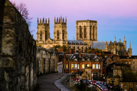 Zicht op York Minster bij valavond vanaf de stadsmuur, met historische gebouwen in York, Verenigd Koninkrijk.