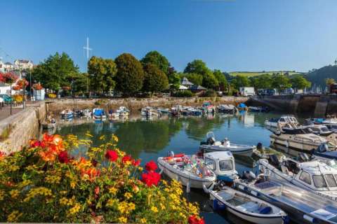 Bateaux amarrés dans un port pittoresque près de fleurs colorées à Oak Tree Lodge, Royaume-Uni.