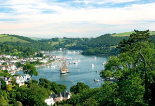 Vue depuis le mobil-home Oak Tree Lodge au Royaume-Uni, port, bateaux et collines verdoyantes.