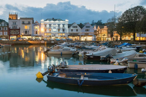 Vue du soir sur des bateaux amarrés au port et les bâtiments illuminés depuis Oak Tree Lodge au Royaume-Uni.