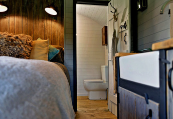 Interieur van de mobiele woning 'Elen' Gypsy Hut in het Verenigd Koninkrijk met zicht op badkamer.