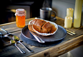 Ontbijt in de 'Elen' Gypsy Hut met vers brood, confituur, koffie en kaarslicht in het Verenigd Koninkrijk.