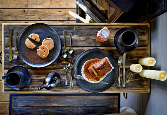 Rustieke ontbijttafel met cake, koffie en kaarsen in 'Elen' Gypsy Hut, Verenigd Koninkrijk, bovenaanzicht.
