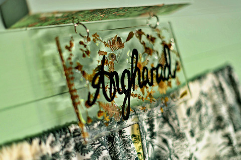 Håndlavet skilt med teksten 'Angharad' i en mobil hjem kaldet 'Angharad' Poachers Hut, Storbritannien.