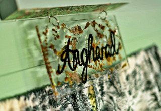Håndlavet skilt med teksten 'Angharad' i en mobil hjem kaldet 'Angharad' Poachers Hut, Storbritannien.