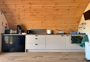 Moderne kitchenette in Worm Dale pod met houten bekleding en toestellen in het Verenigd Koninkrijk.