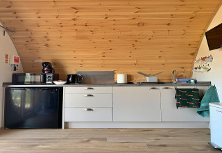 Petite cuisine moderne dans le pod Worm Dale avec murs en bois et appareils au Royaume-Uni.
