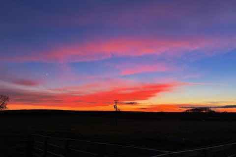 Superbe ciel de coucher de soleil au pod Worm Dale au Royaume-Uni, aux couleurs rose, violet et bleu.