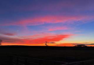 Superbe ciel de coucher de soleil au pod Worm Dale au Royaume-Uni, aux couleurs rose, violet et bleu.