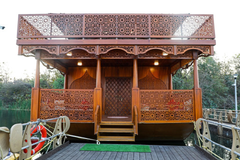 Vorderansicht des Ekta Houseboat Statue of Unity Kevadia, mit kunstvollen Holzschnitzereien und Eingang.