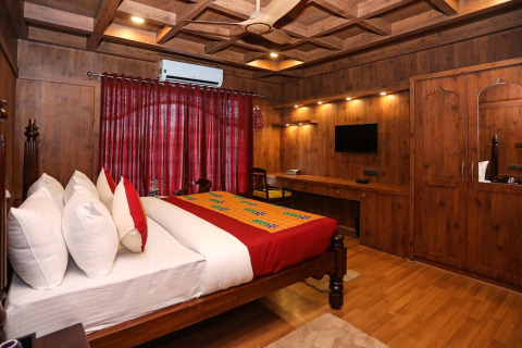 Luxuriöses Schlafzimmer in der Ekta Houseboat Statue Of Unity Kevadia mit Holzdekor und modernem Komfort.