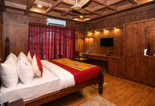Dormitorio lujoso en Ekta Houseboat Statue Of Unity Kevadia con decoración de madera y comodidades modernas.