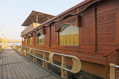 Ekta Houseboat presso Statue Of Unity Kevadia, intagli in legno ornati e passerella, non in Italia.