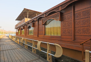 Ekta Houseboat presso Statue Of Unity Kevadia, intagli in legno ornati e passerella, non in Italia.