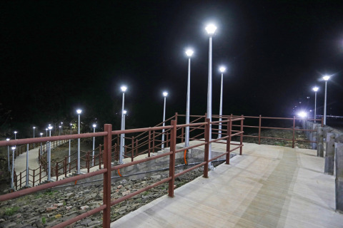 Beleuchteter Gehweg mit Geländer und Straßenlaternen bei Nacht nahe Ekta Houseboat, Statue Of Unity.